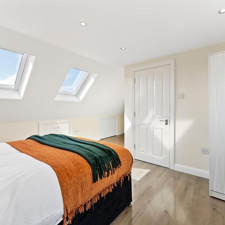 Вілла Stylish Wembley Gem - Parking -Sleeps 14 Лондон Екстер'єр фото