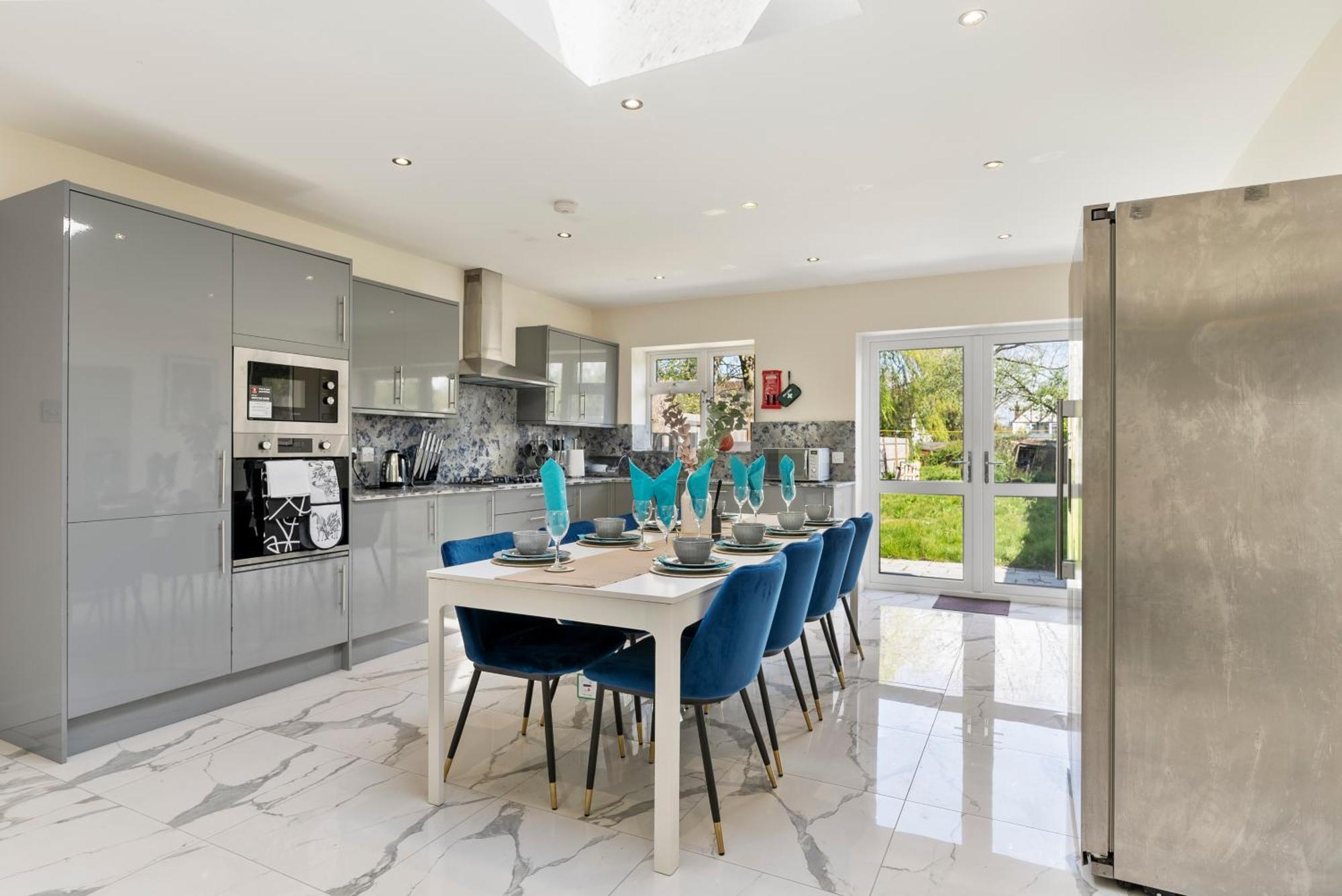 Вілла Stylish Wembley Gem - Parking -Sleeps 14 Лондон Екстер'єр фото