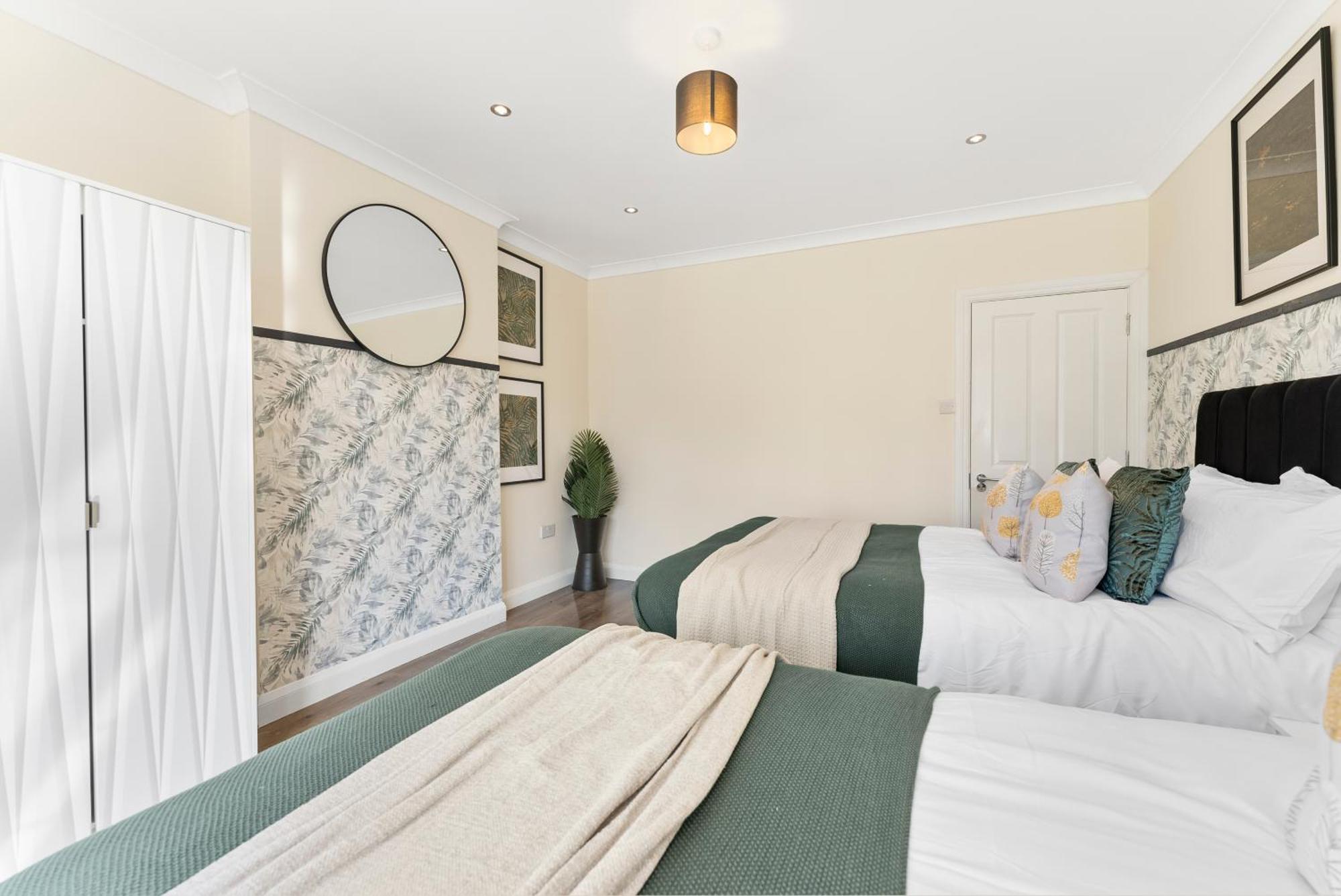 Вілла Stylish Wembley Gem - Parking -Sleeps 14 Лондон Екстер'єр фото