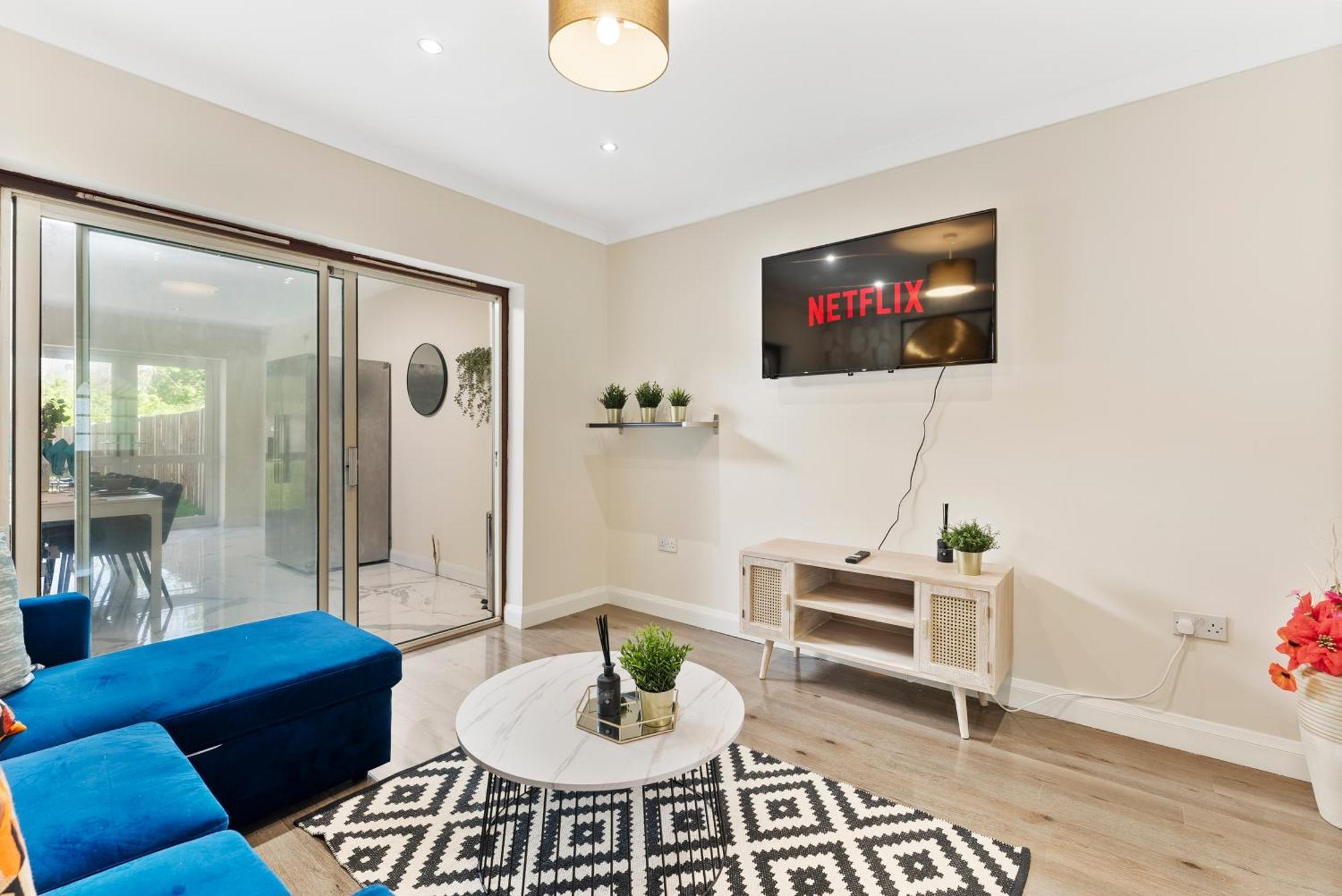 Вілла Stylish Wembley Gem - Parking -Sleeps 14 Лондон Екстер'єр фото
