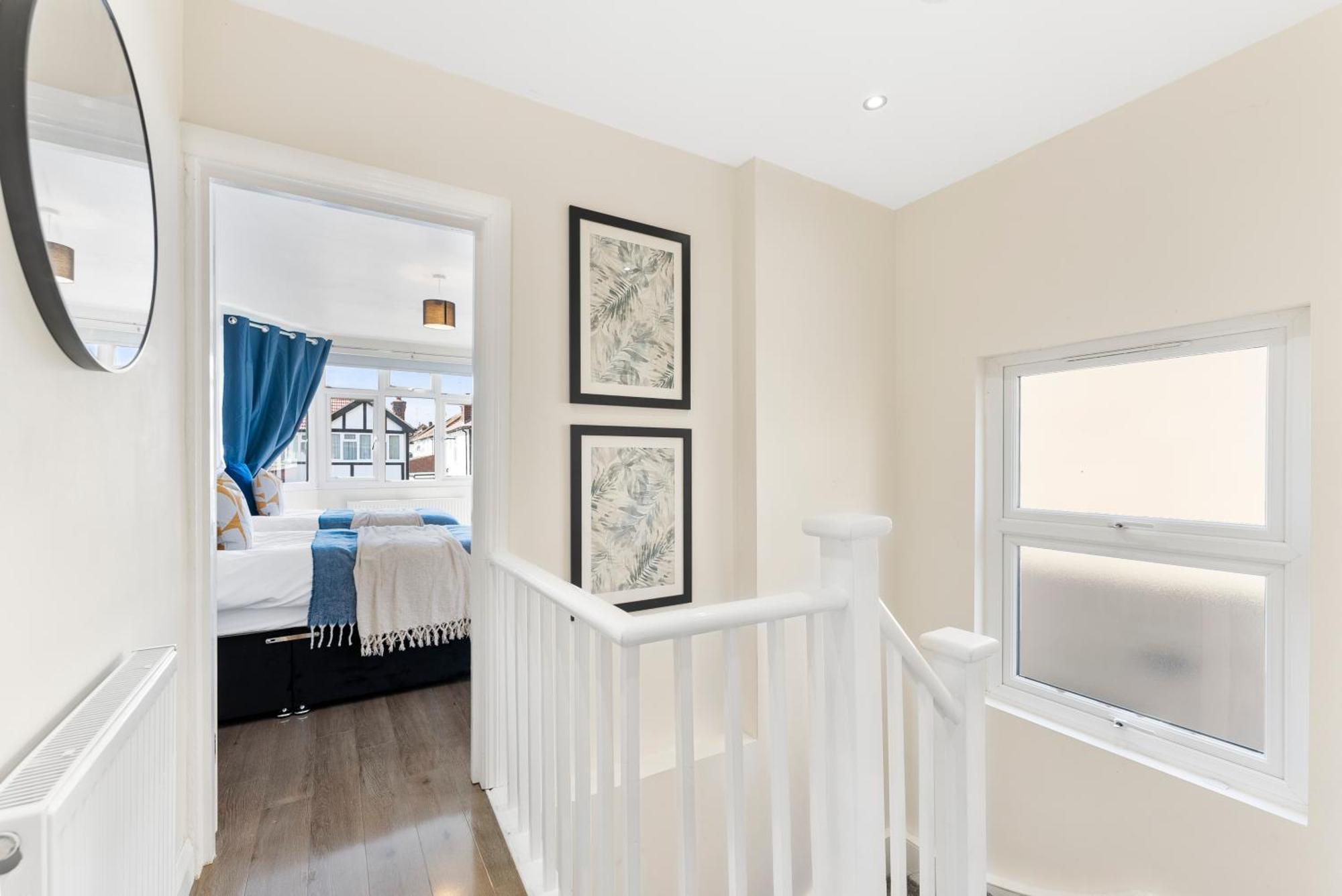 Вілла Stylish Wembley Gem - Parking -Sleeps 14 Лондон Екстер'єр фото