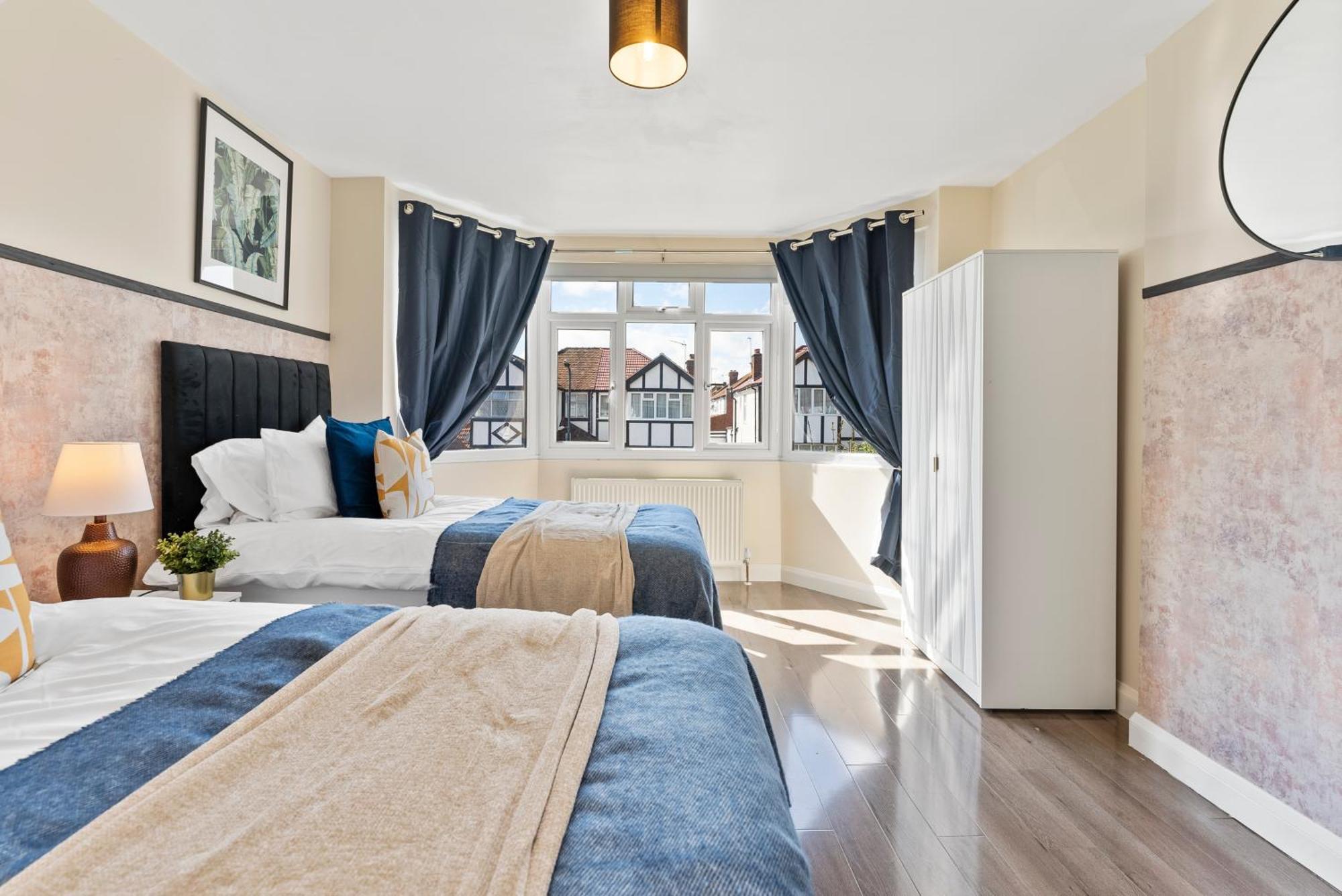 Вілла Stylish Wembley Gem - Parking -Sleeps 14 Лондон Екстер'єр фото