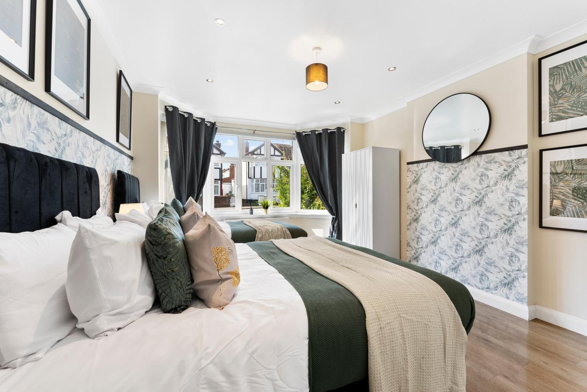 Вілла Stylish Wembley Gem - Parking -Sleeps 14 Лондон Екстер'єр фото